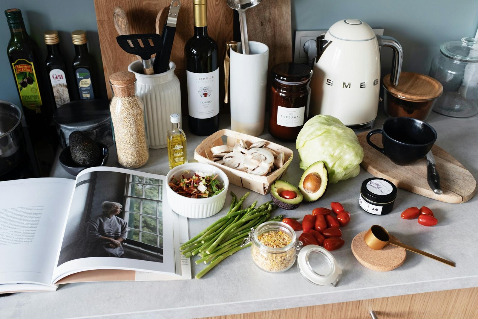Avocado Oil vs Olive Oil: Best Uses, Smoke Points, Flavor, and Nutrition