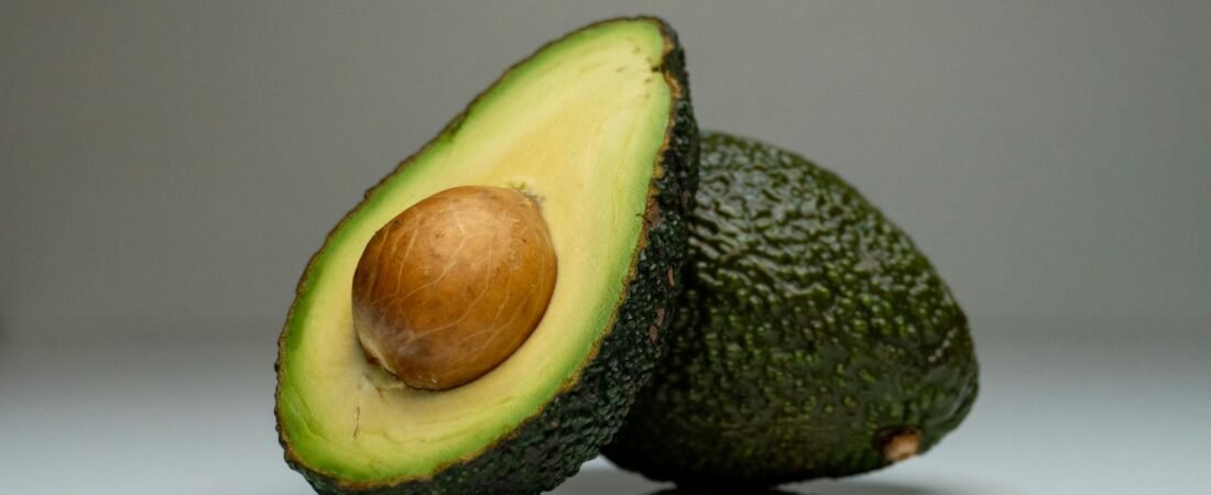 Why Your Avocado Turns Brown So Fast and the Storage Methods That Actually Work